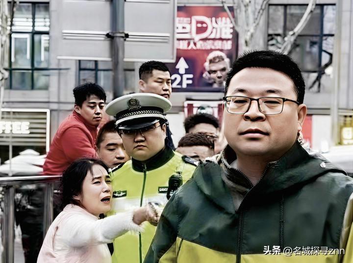 这一幕简直太有故事感了！
戴眼镜的男司机毅然转身，无视身后女司机的“告状”，他没