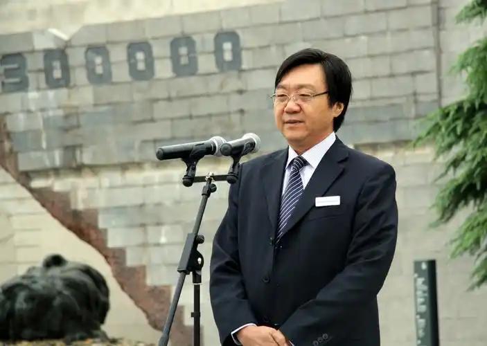 朱成山（1954年7月9日-），男，笔名史实、呐喊，江苏南京人，中国共产党党员，