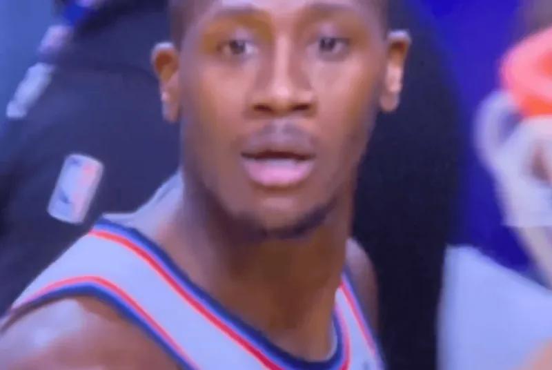 邓恩被驱逐，离场前怒喷东契奇：“别xx假摔了，软蛋！”

虽然海斯推了邓恩，但显