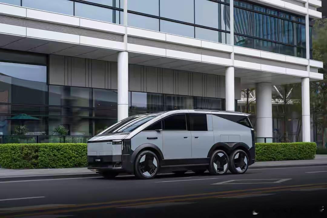 今天刷到小鹏汇天的“陆地航母”，感觉科幻片里的场景真的要走进现实了。简单说，这就