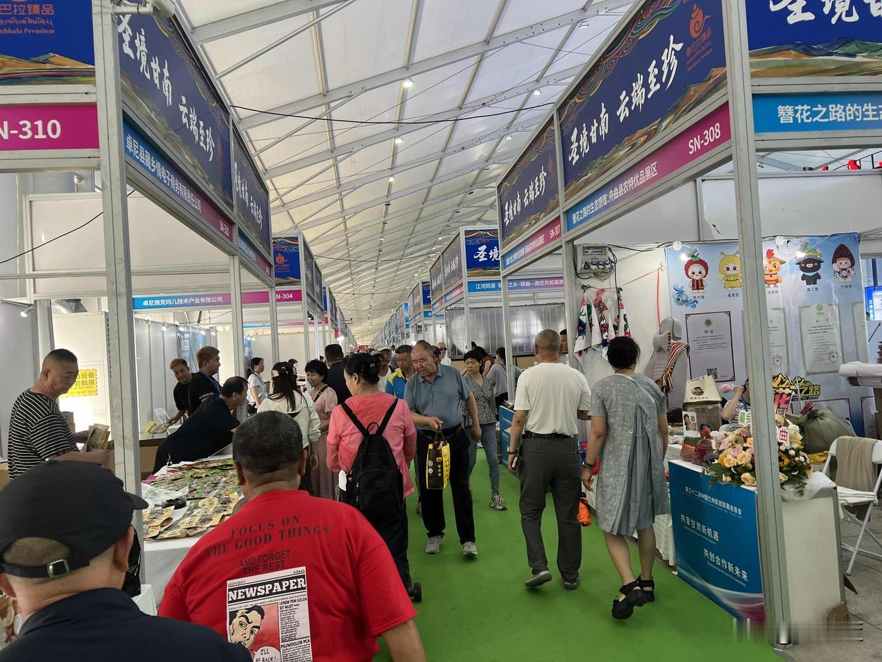 炎热的七月兰州的街道上鲜有人逛，听说兰州正在开兰洽会，而且今天是最后一天了。
