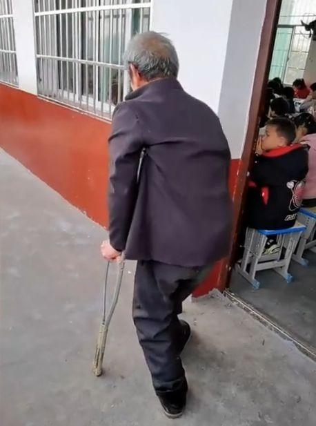 三叔小的时候把腿摔断了，从此成了个瘸子，因此一辈子都没成家，一个人在老家生活，但