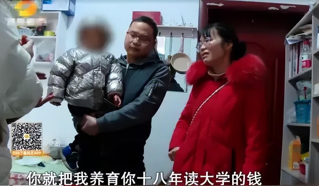 儿子年入百万，57岁母亲挂牌游街：给我100万否则你活不过30岁

【来源：湖南