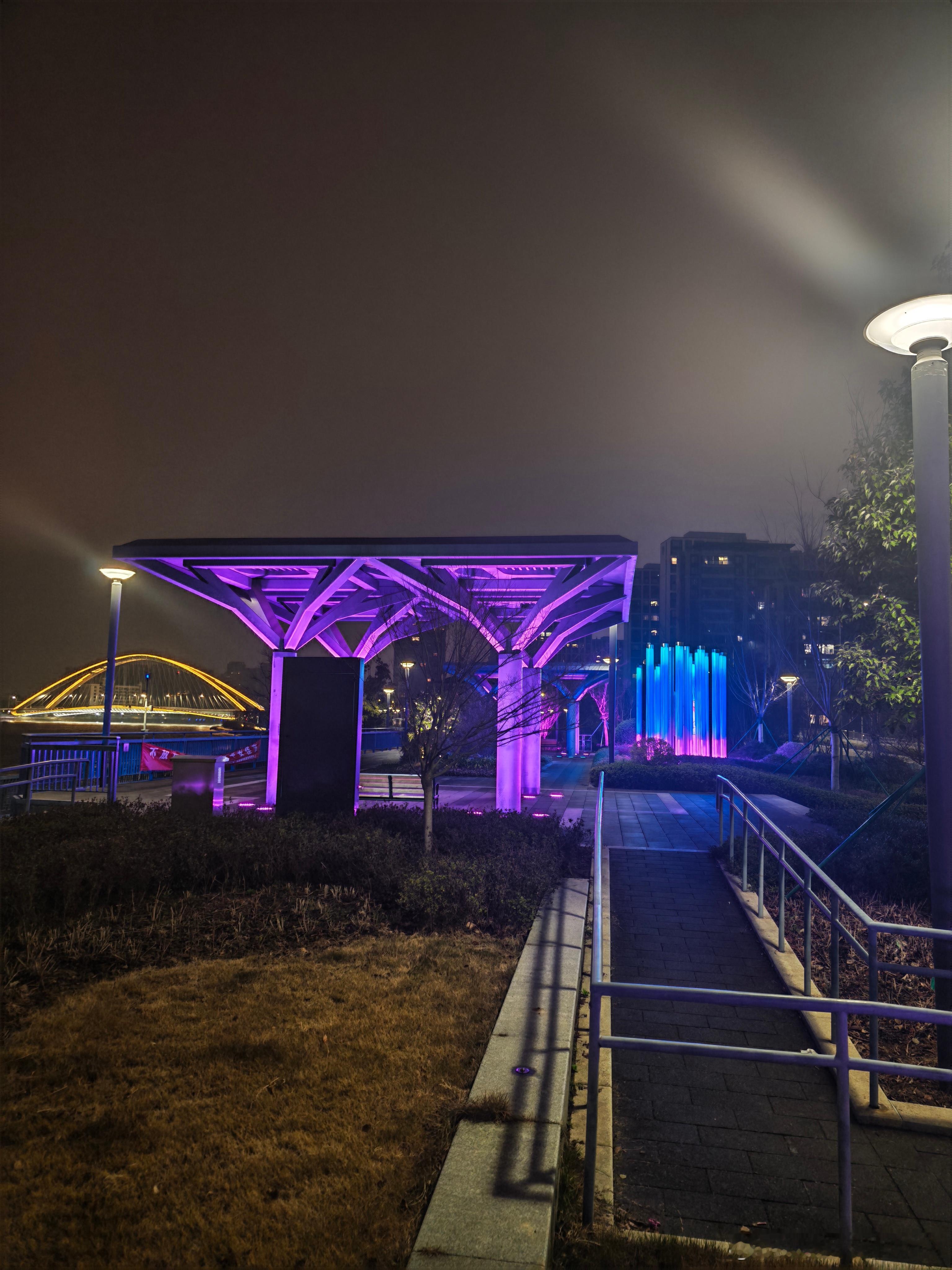 月如钩，几多愁？青山依旧枕江流！鲜花渡舟，香满袖；满船星月百年秋，春风又绿最高楼