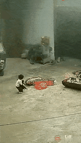 这么点的一个孩子，抓起猫就往火里扔，这是天生就有一颗残忍之心，看了让人万分震惊，