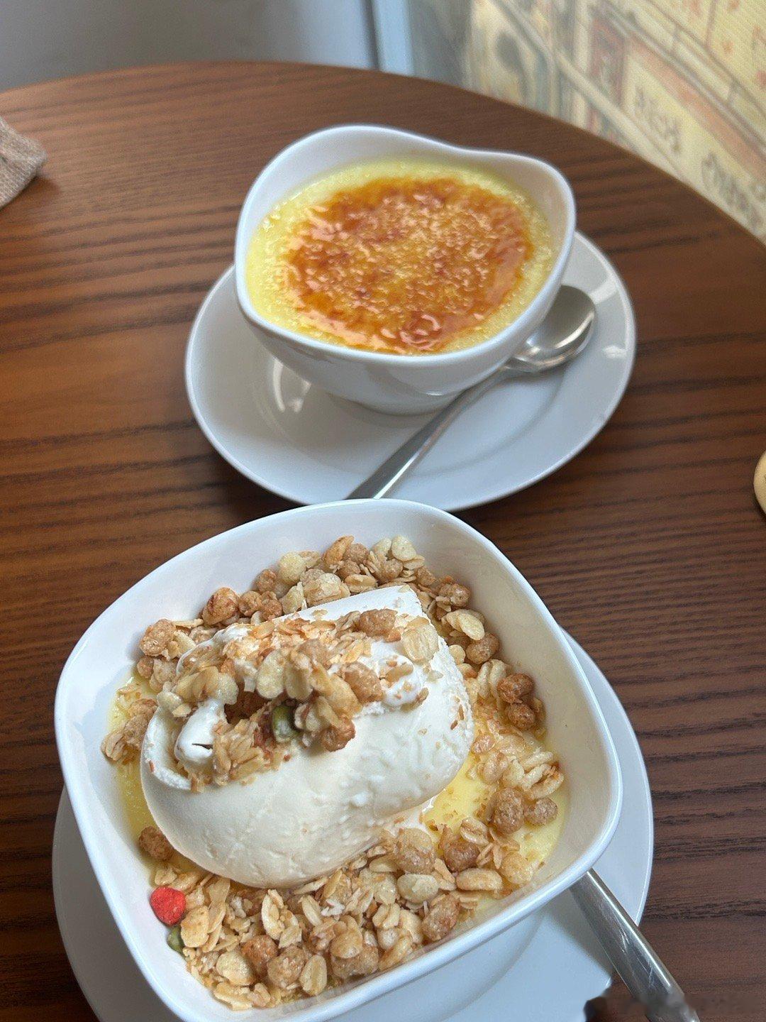 花湾甜品一不小心点了两个炖蛋#美食分享#  ​​​