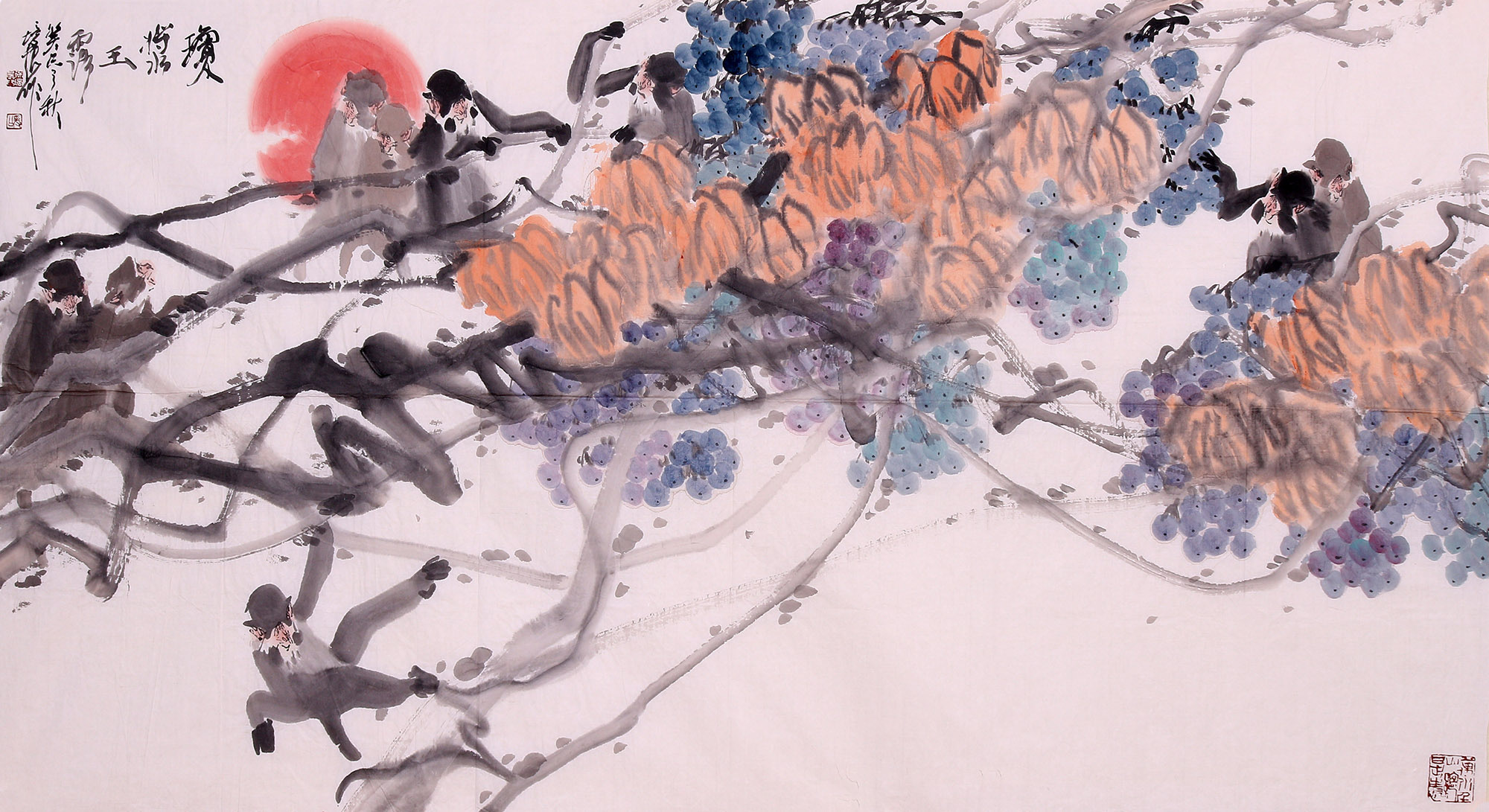 金秋硕果，紫气东来深秋时节，满架葡萄如紫玉般晶莹剔透，色彩斑斓。猴子们穿梭其间，