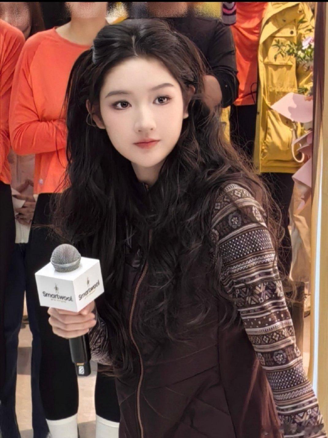 王玉雯漂亮得像洋娃娃一样瓷娃娃的填色小游戏～王姐太萌了，感觉是上至八十下至十八都