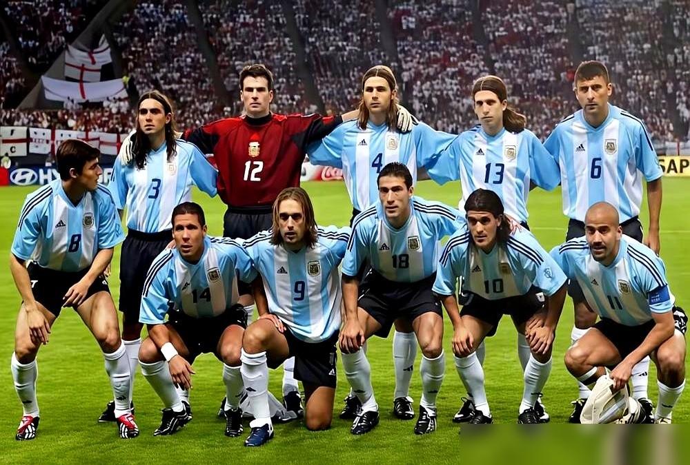 2002年世界杯，阿根廷队出局。
一支球队，能同时拥有巴蒂、贝隆、里克尔梅、克雷