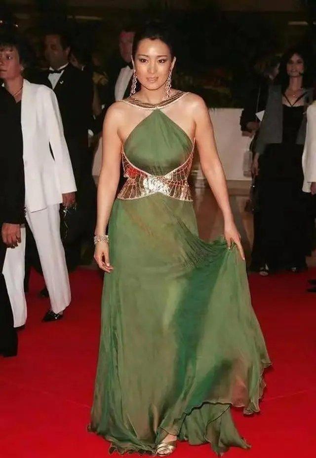 这抹绿也就是穿在巩俐身上，换个气场稍微弱点的小花，绝对是大型红毯“翻车”现场，偏