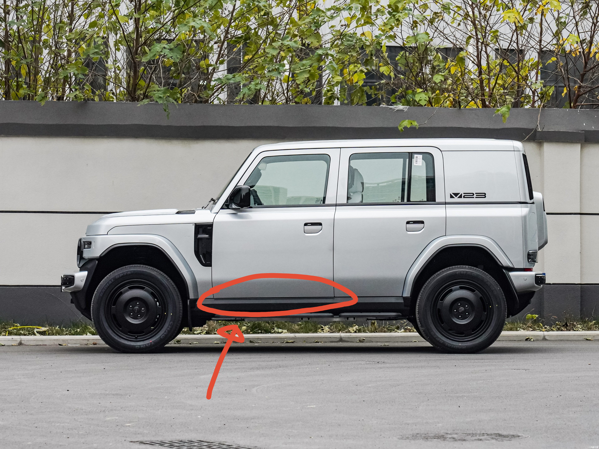 为什么iCAR V23前门下边门槛条上有一个明显不同于后门的凹槽设计？图1，图2