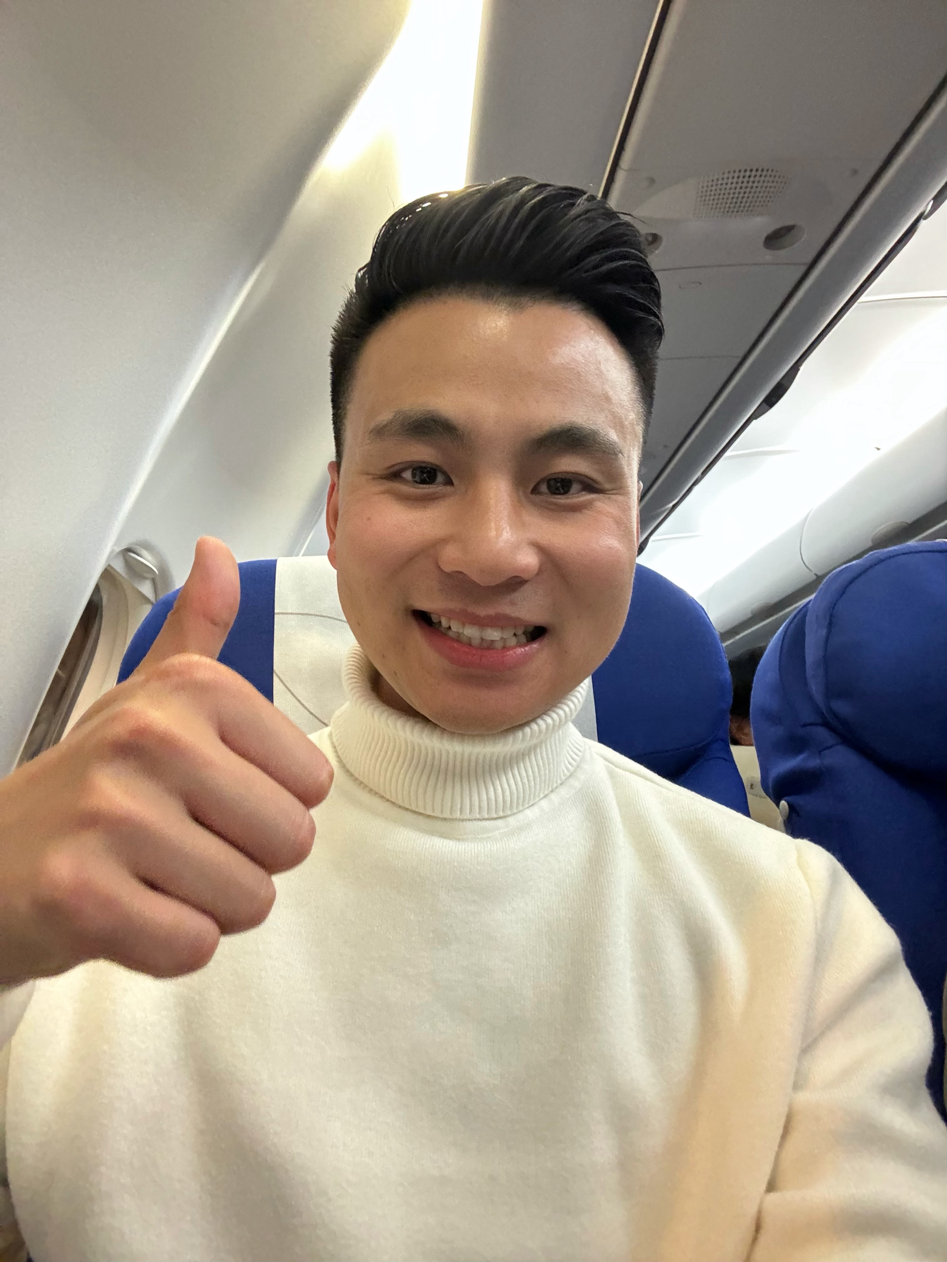 强度真的拉满！又延误了，估计到落地上海再到酒店，得夜里两点了～8点起来接着拍摄！