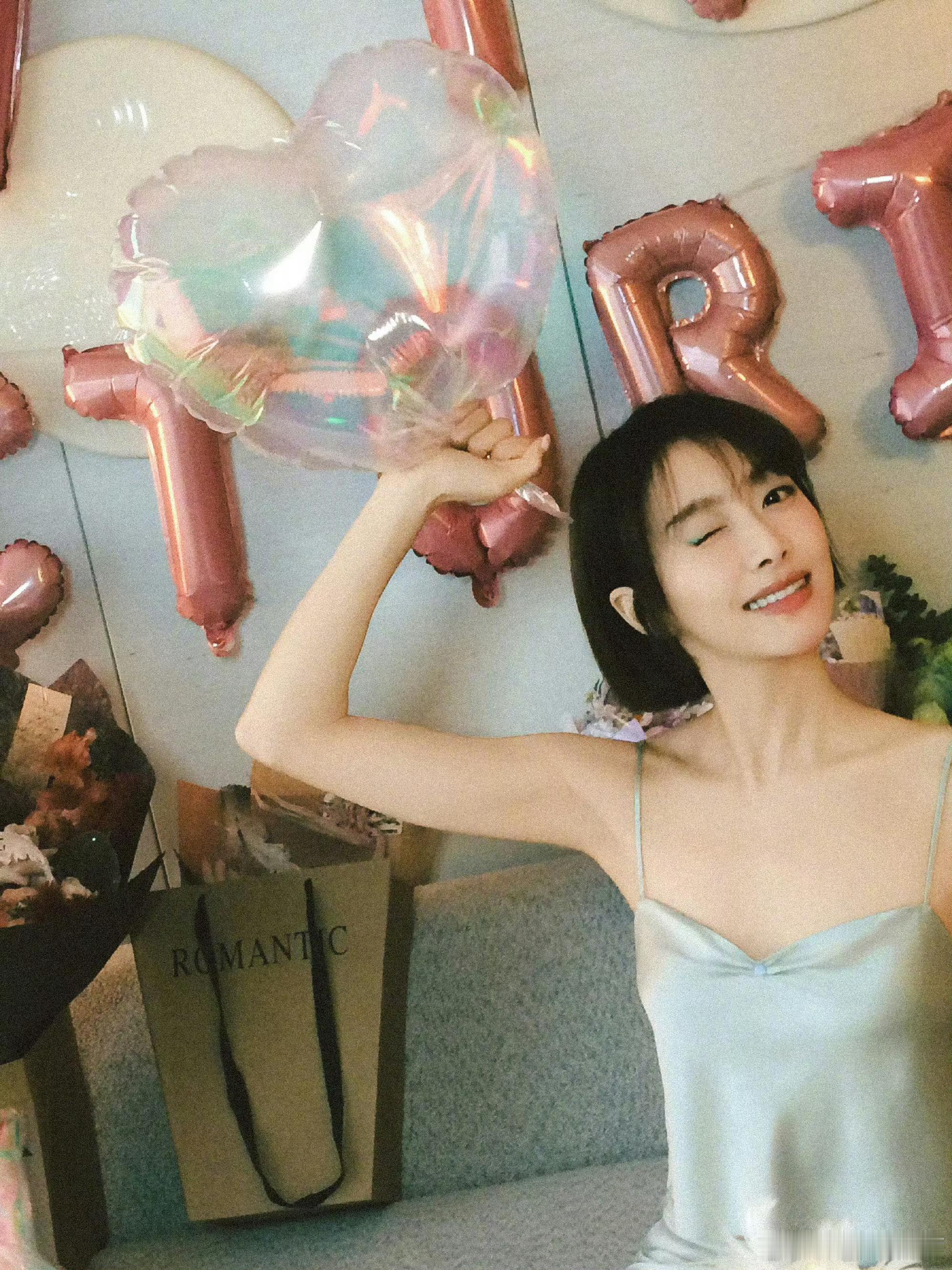 宋茜祝fx17周年快乐谁的韩娱青春又被唤醒了😭。出道十七周年这天，宋茜直播亲口