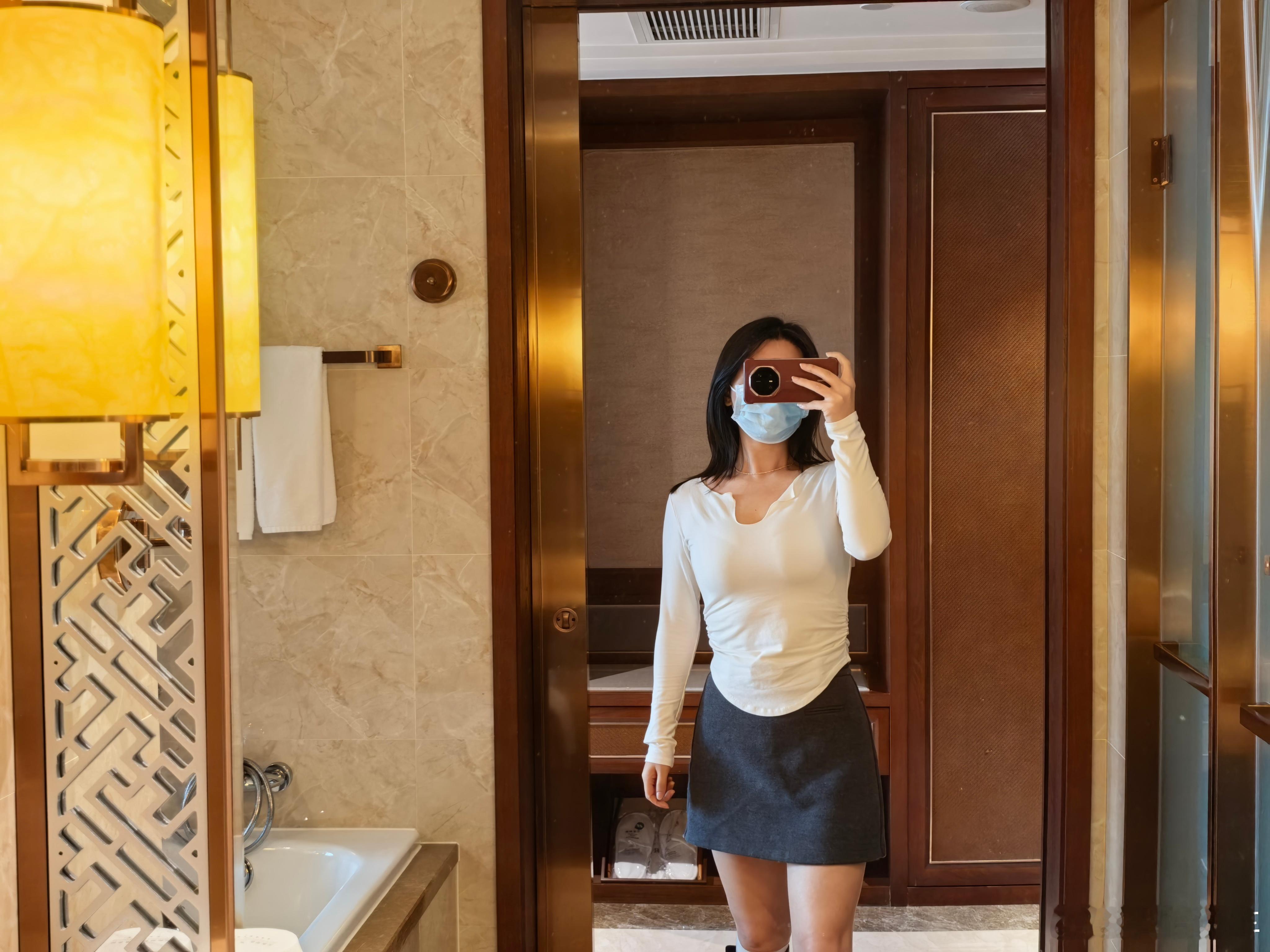 今天 不到 5 点就醒了现在已经在化妆了😏还有人比我早吗？？ 