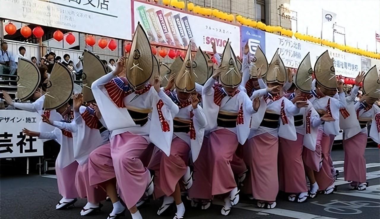 台湾不过被日本人短短殖民50年，1945年光复时，接收人员惊讶的发现，岛上全是穿