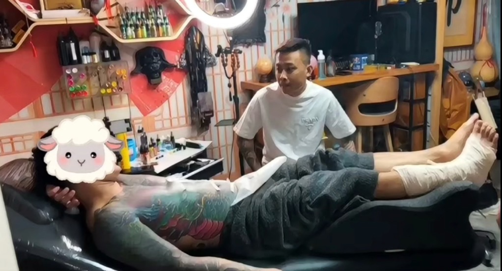 洋洋洋陪伴仙洋纹身。 