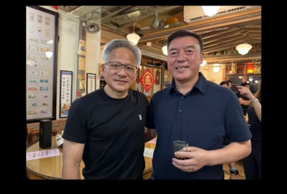 #黄仁勋与韩国三名商界大佬烤肉聚会# 这是谁呀？能和黄仁勋一起喝酒拍照。#黄仁勋