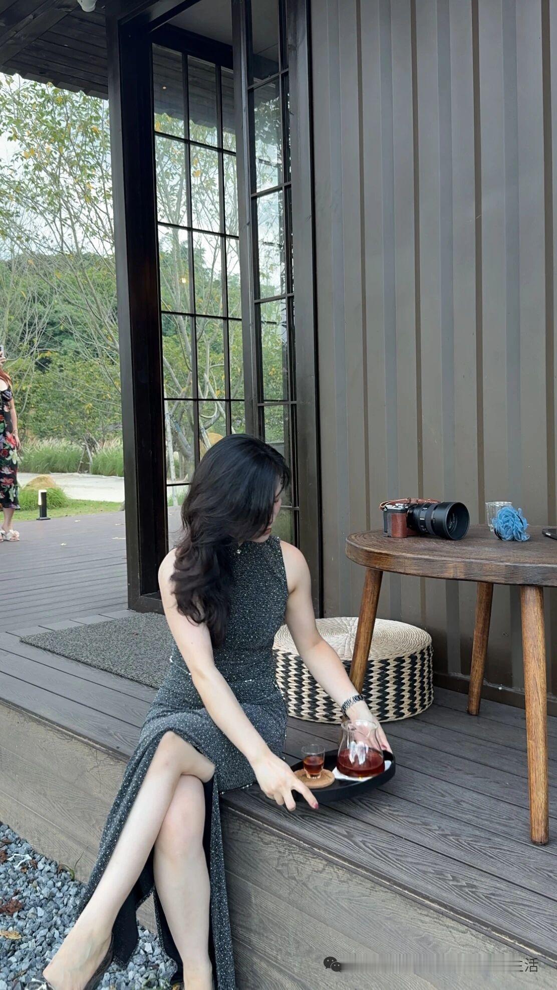 静坐花前饮，悠然心自闲。