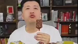 张雪峰去世才两个月，已经成了互联网上的“搞笑角色”——穿着巧乐兹、雪碧的服装跳舞