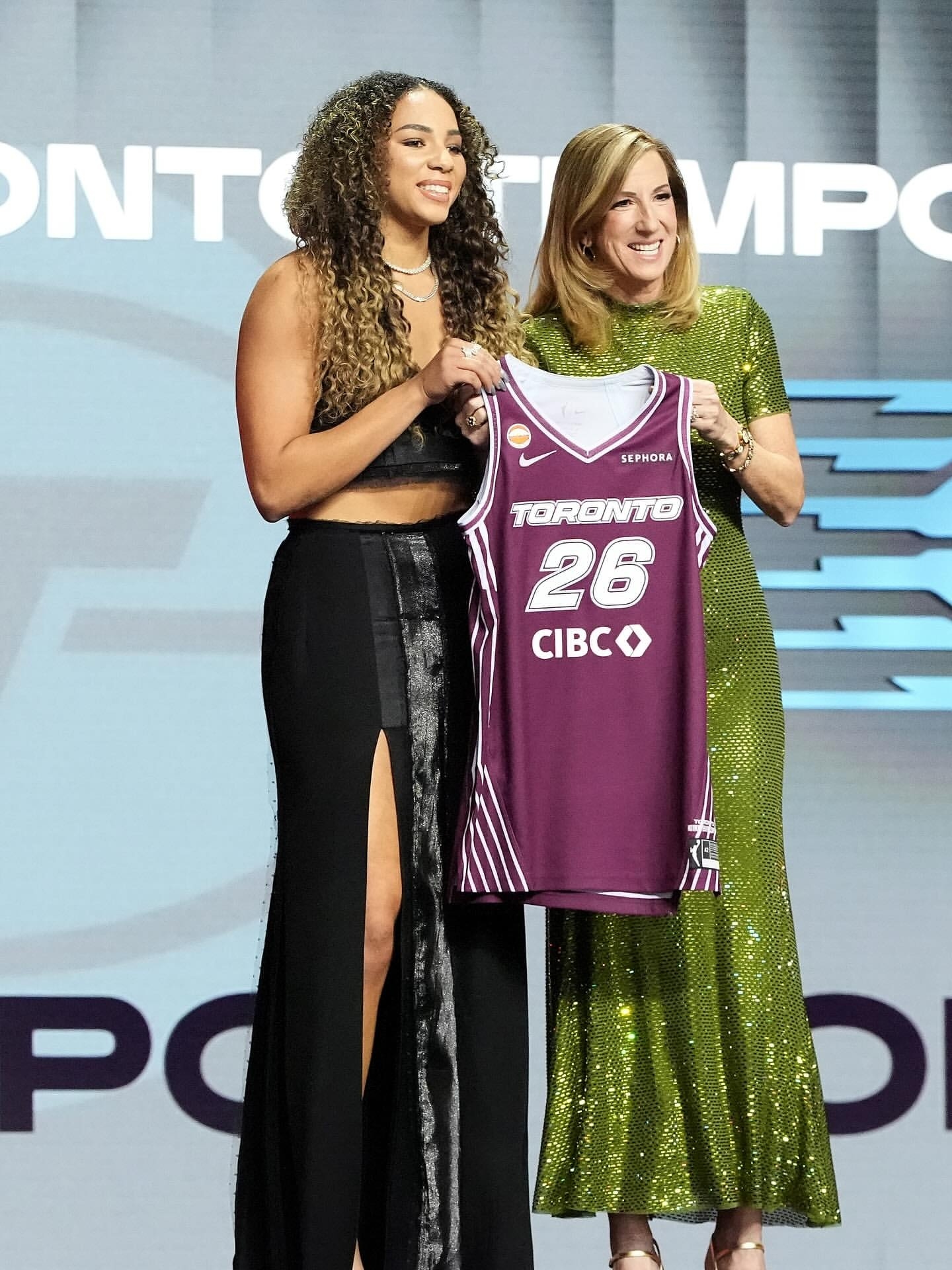 Kiki今天参加选秀，卡森华莱士到场支持，最终以第六顺位被选中远赴多伦多！这支名