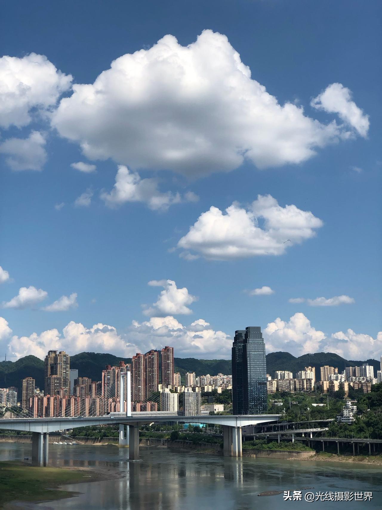 40度高温的重庆长江国际，蓝天白云晴空万里，你在哪里吹空调呢？！苹果iPhone