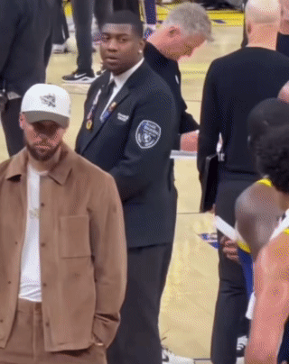 追梦-格林在昨日的一次暂停时怒斥队友，库里的眼神很无奈👀库里看着怒吼的追梦眼神