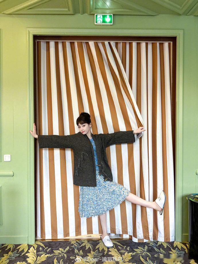 迪丽热巴这姑娘，对家乡的爱简直要溢出屏幕啦，藏都藏不住哇！