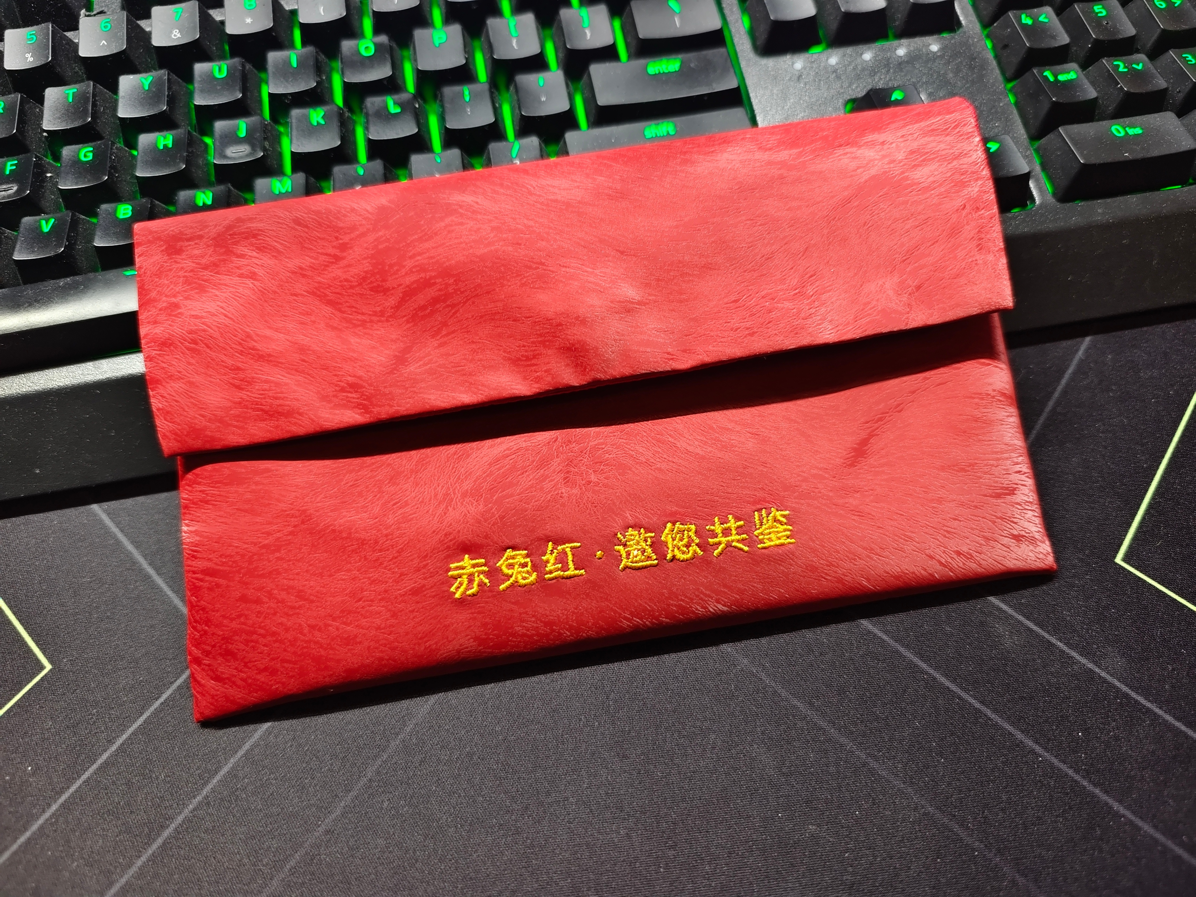 收到了荣耀Magic V6正式的邀请函，一块至臻黑钻屏（自带刮刮乐，很有意思）！