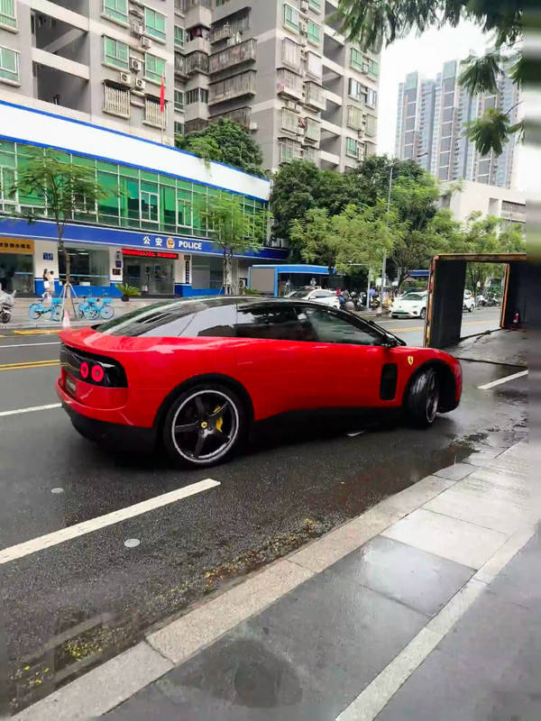 法拉利首款纯电超跑Luce国内现身 外观设计引争议但首批配额售罄近日，国内公共道