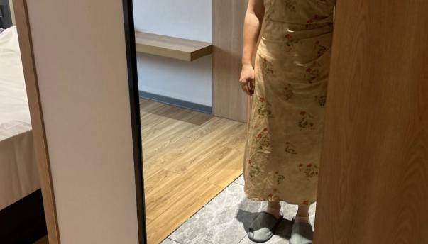 独自出差或旅游，住酒店千万多留个心眼。尤其是卫生间正对着床的那面镜子，别只顾着看
