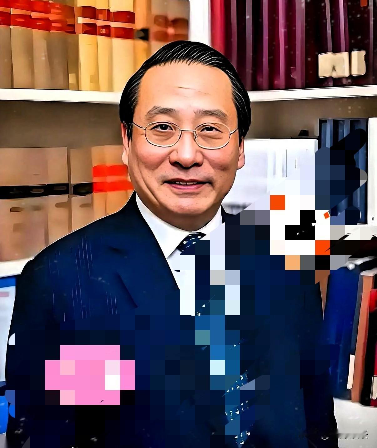 刷到BBC那个直播片段，
我直接看愣了——面对镜头里的逃犯，
高志凯就那么平静地