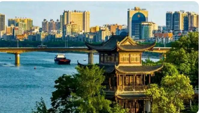 湘江畔，千年石鼓书院飞檐翘角立在葱茏间，蒸湘耒三水在此汇流，古亭映着江船，身后是