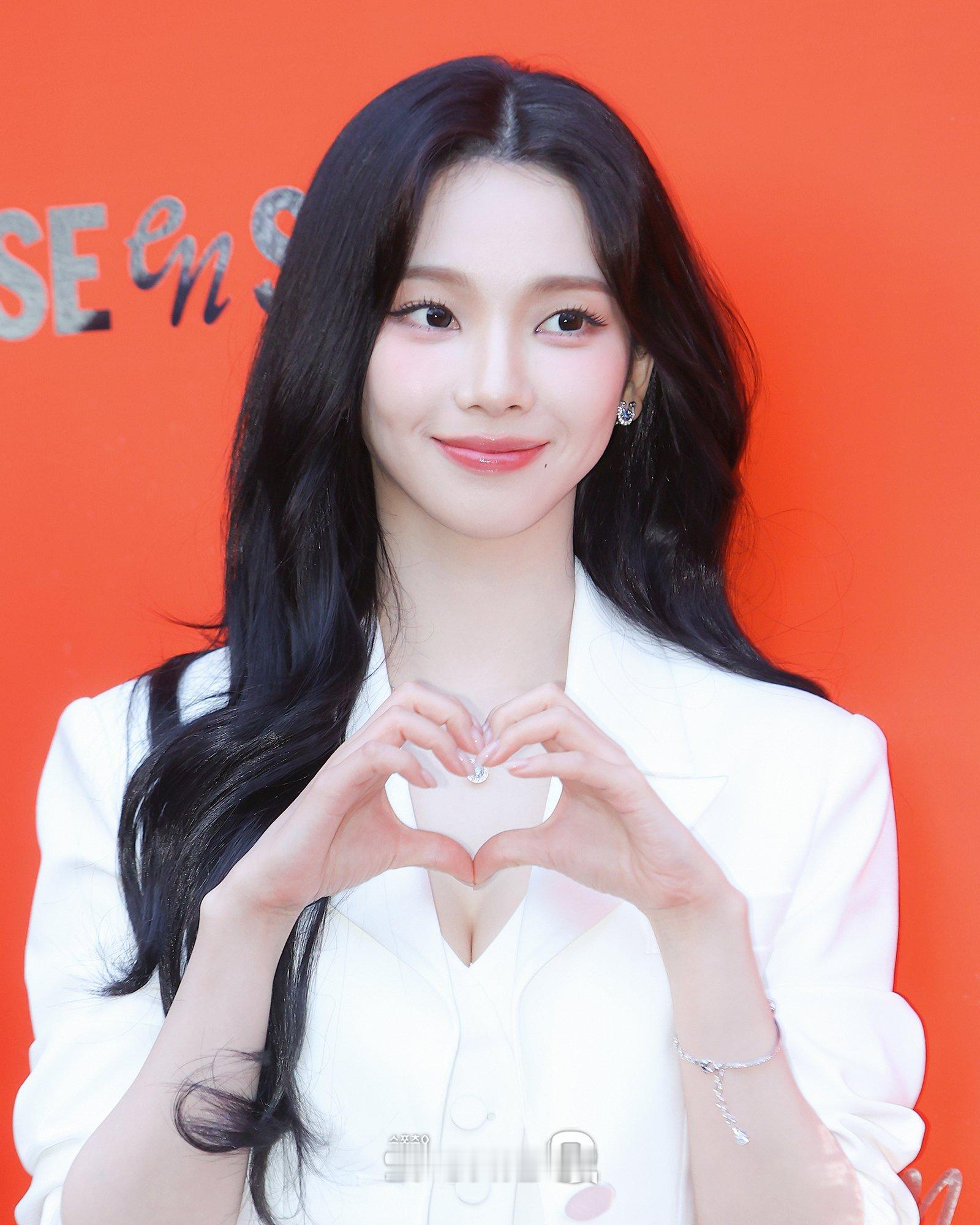 aespa x Mise En Scène 今日All White造型出席爱茉莉