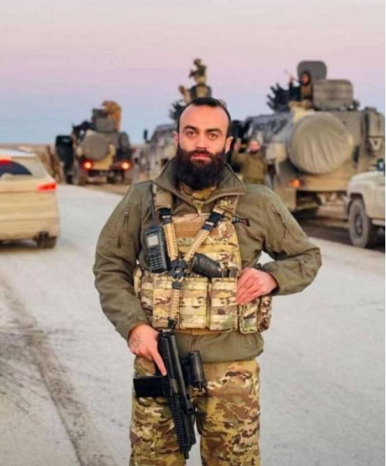 朱拉尼大帅的得力干将，叙利亚新军队重要指挥官法塔赫·迪亚。听收音机的时候，被隐藏