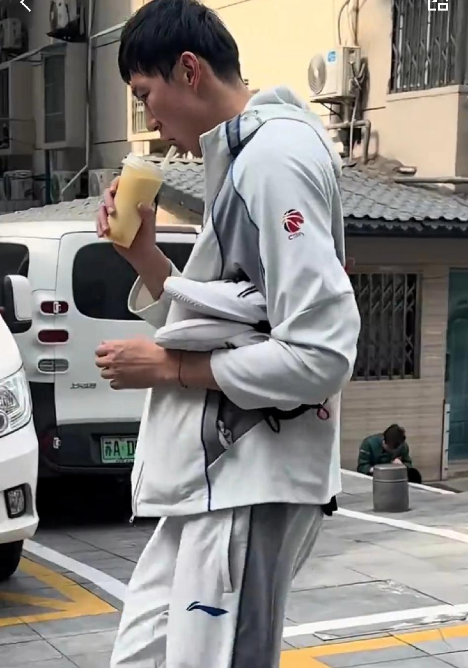 周琦再现名场面！周琦一边走一边喝奶茶的照片引起球迷讨论，斥责他太不自律！

现在