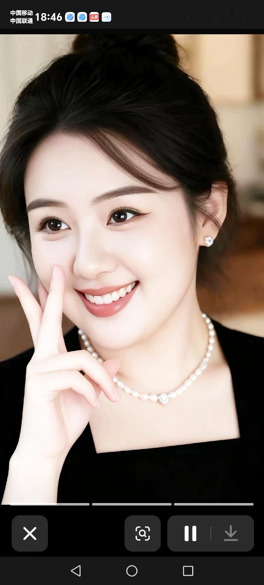 微笑如阳光般灿烂，珍珠项链点缀优雅气质。