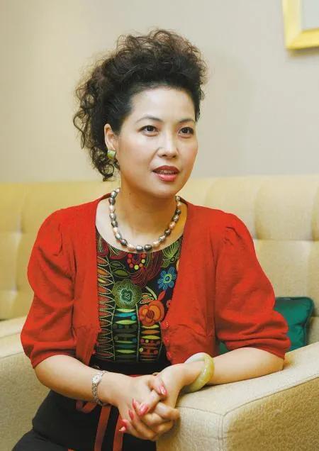 她是歌唱家梦鸽，本名刘清娣，国家一级演员，师从李双江。她是优秀的民族声乐歌手，多