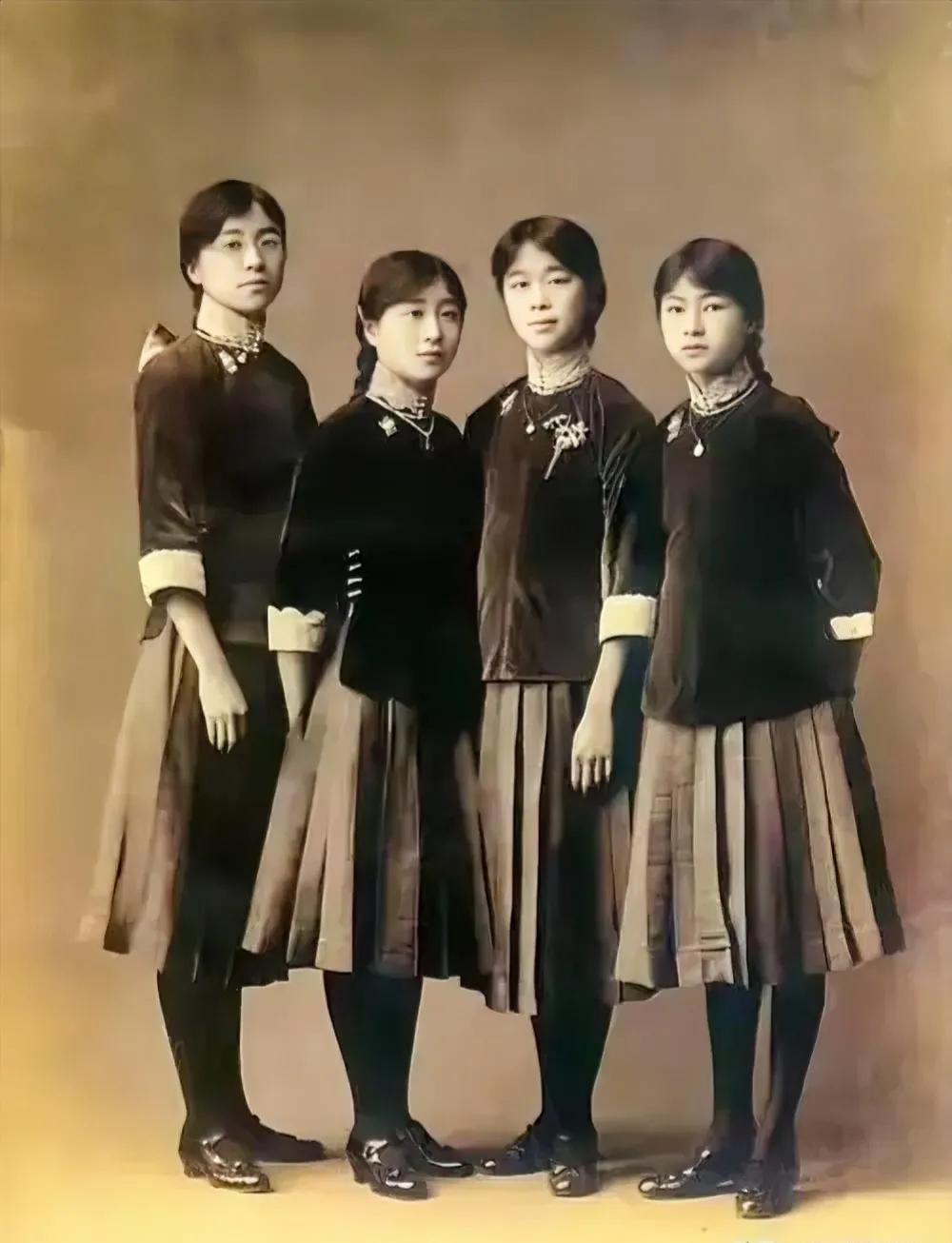 林徽因的颜值被高估了吧！看上去就是一般的女孩子，怎么都说是风华绝代呢！
现在的女