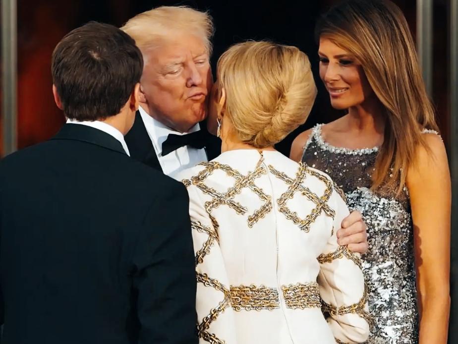 特朗普见了马克龙妻子很热情啊！
马克龙站在一旁，看着这场景作何感想呢？
马克龙这