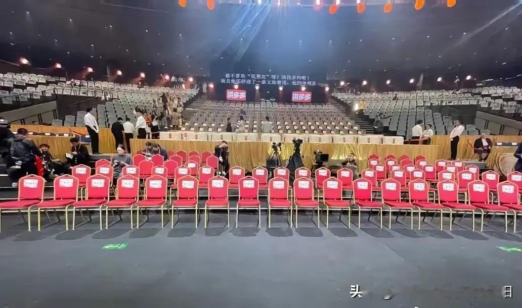 金鹰奖这椅子真是难评，现在都寒酸成这样了吗？难怪引起了大批网友调侃！难怪好多老戏