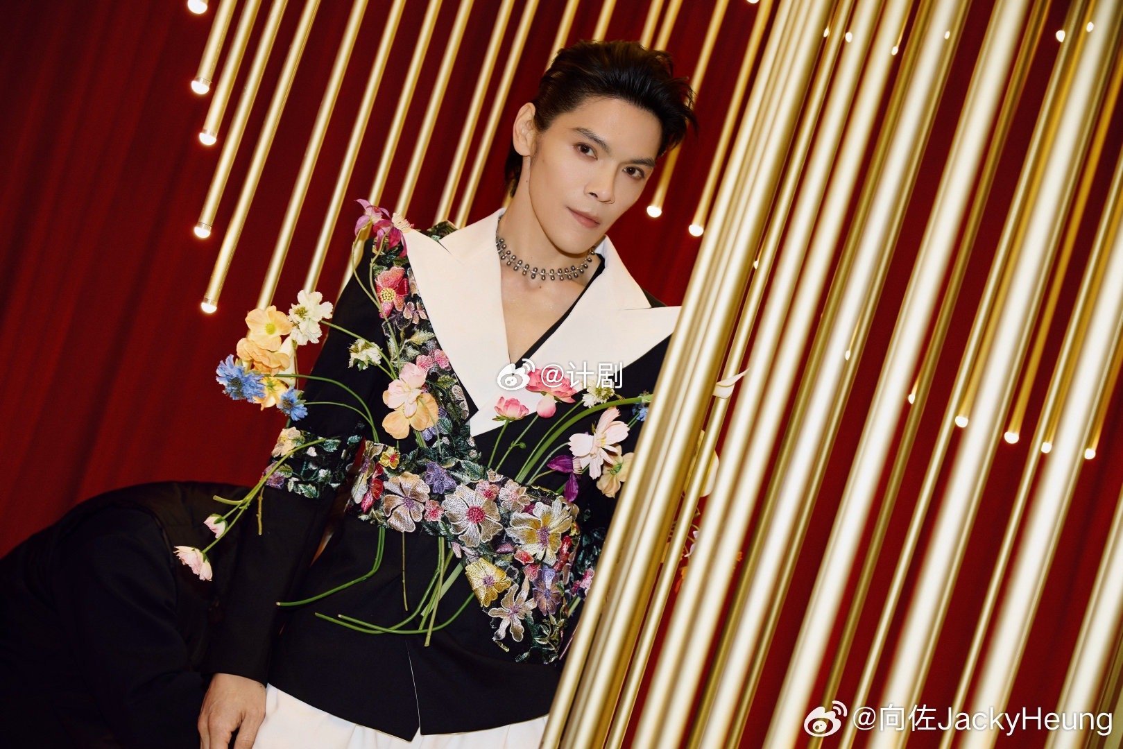 向佐腰间插了一圈鲜花 点看向佐这身造型被惊艳到了，腰间环绕一圈鲜花的创意确实少见