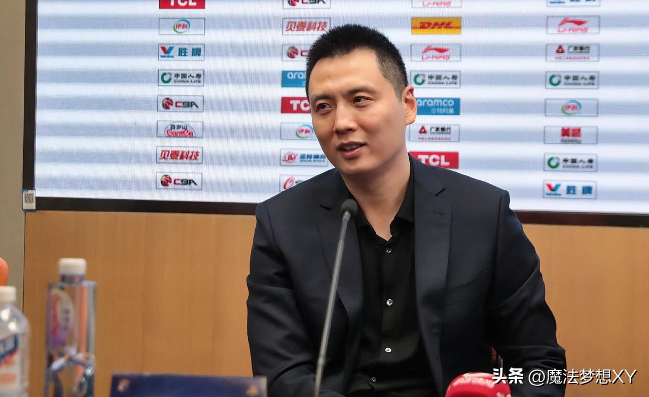 明眼人都看出来了，
上海男篮今年很有冠军相，
不是因为他们排名靠前，而是因为
他