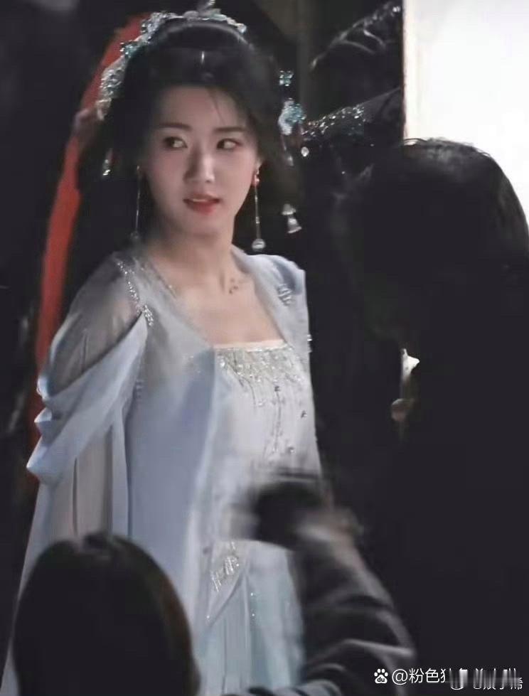 《入青云》路透，女主是为数不多的电视剧中比现实中好看的女明星了。 ​​​