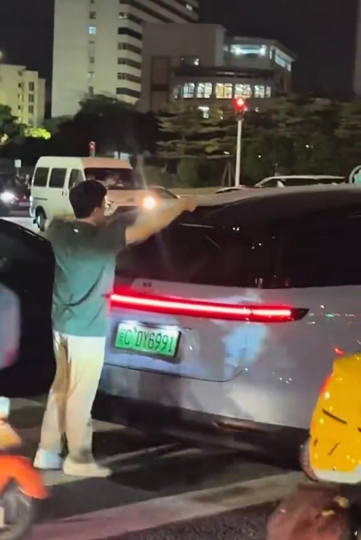 新能源车遇事故先盖布这种事不是第一次啦，之前也有过别的车企出事故盖布。估计是害怕