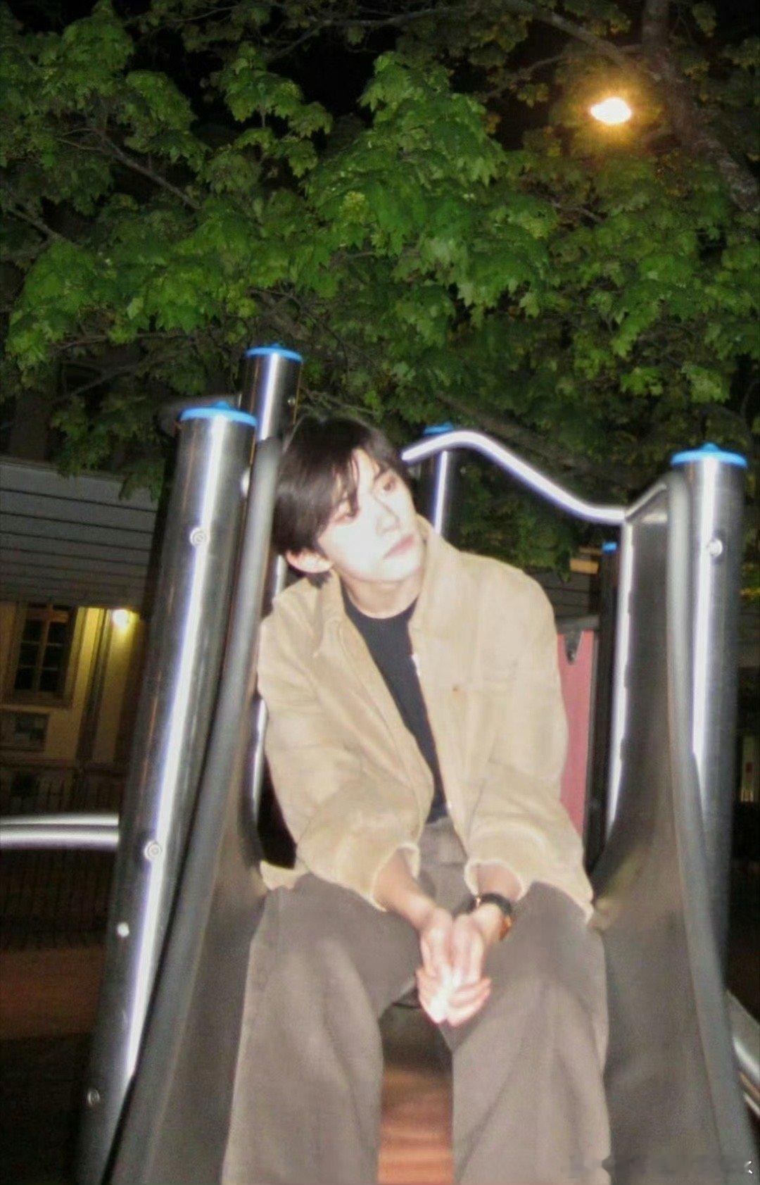 #滑滑梯的易烊千玺# 捕捉一枚滑滑梯的大男孩，是不是很可爱[打call][打ca