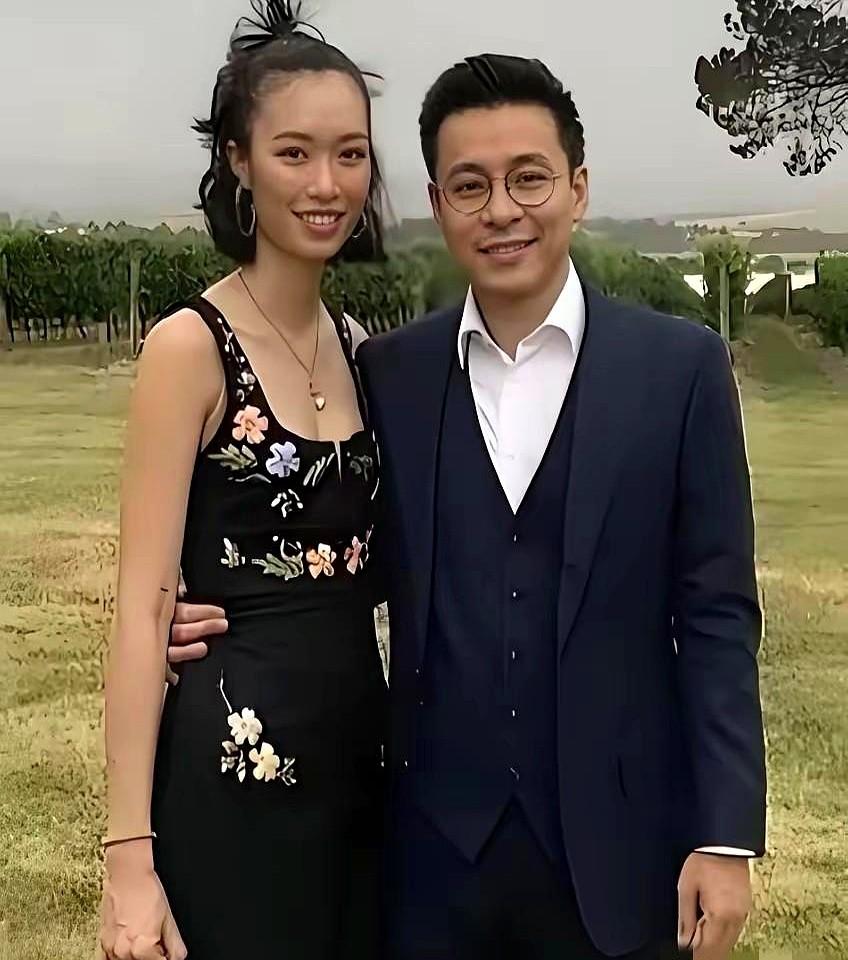 霍启仁老婆的“普通家庭”背景，可真不普通。

清华美院毕业的学霸，拿过国际“红点