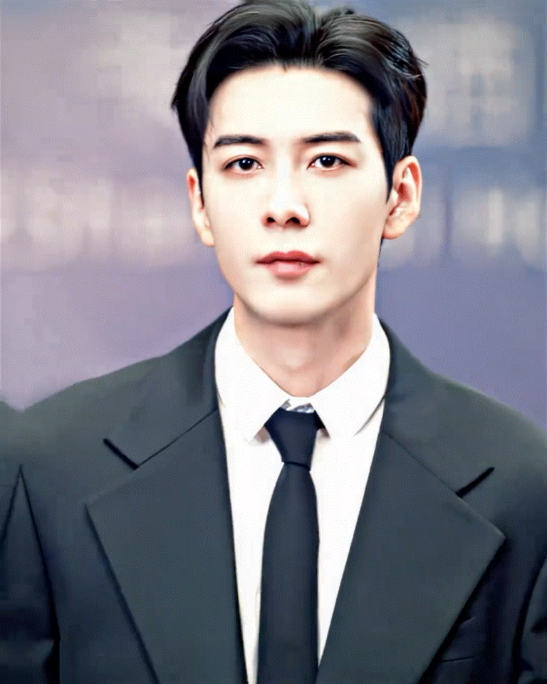 陈星旭 因为太帅被判定为AI陈星旭《轧戏》这段我循环播放西装造型的侧颜杀直接封神