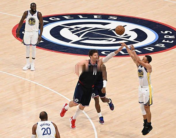 当初快船送走祖巴茨的时候，部分球迷别提多高兴了，好像球队完成了复兴了一样。结果到