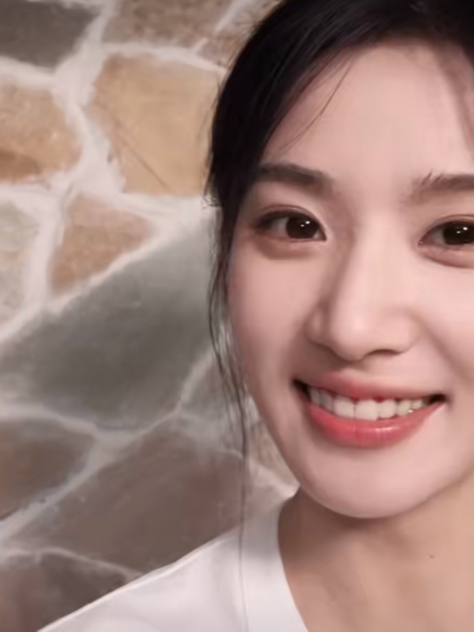 欣赏眼睛亮晶晶的狗宝女