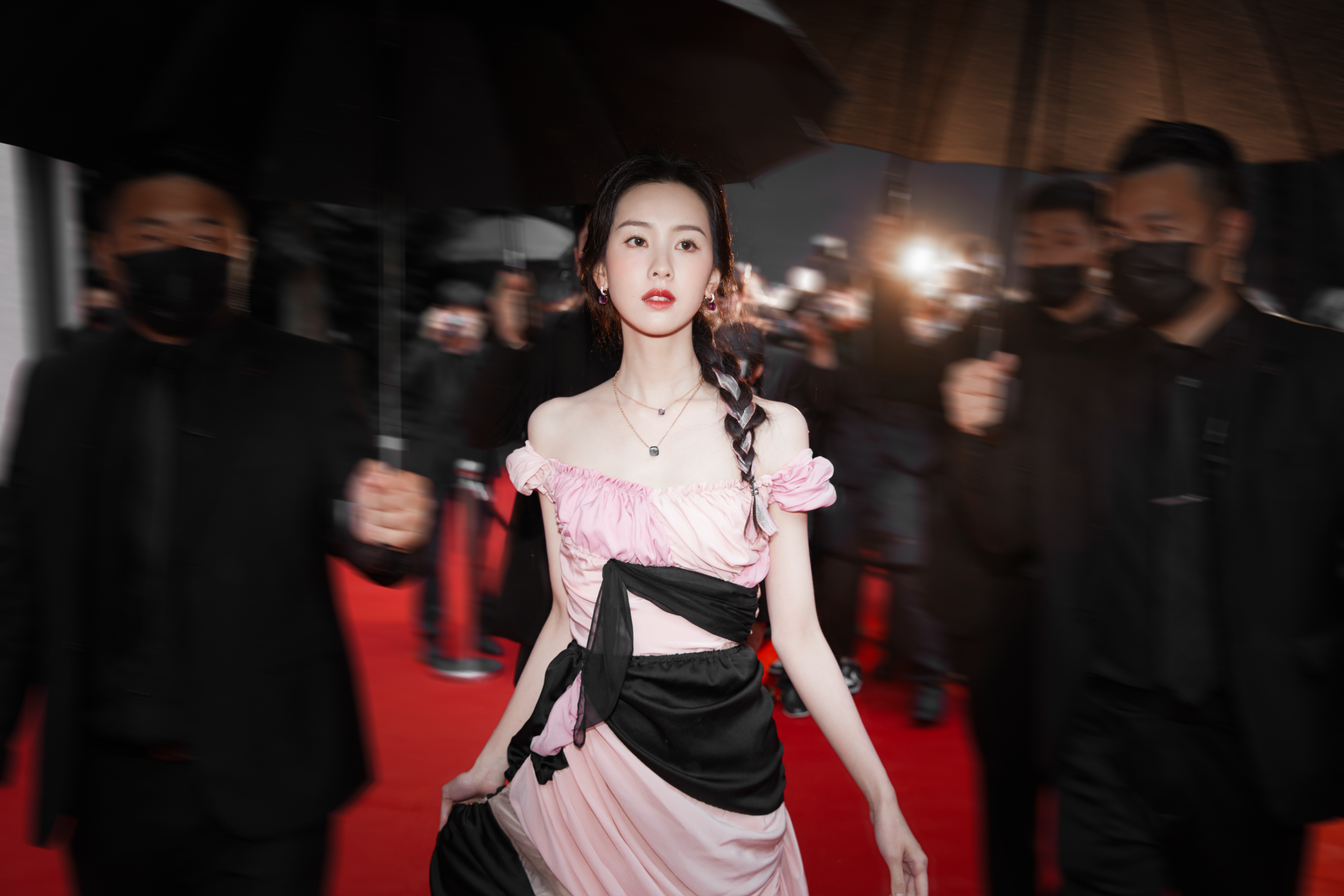 🎥一步，一影，镜头面前，演员 自有“她”的表达。 ​​​